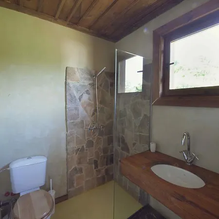 Guest Homes בקתה לשטן